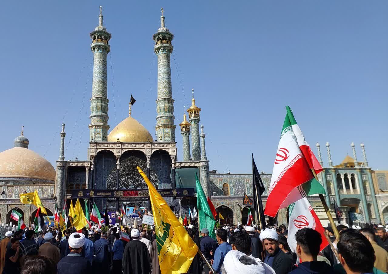 راهپیمایان ۱۳ آبان در قم انزجار خود را از استکبار جهانی به نمایش گذاشتند راهپیمایان ۱۳ آبان در قم انزجار خود را از استکبار جهانی به نمایش گذاشتند